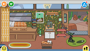 Уютный интерьер дома на колёсах в игре Toca Boca с телескопом, кроватью, книгами и пейзажем пустыни за окном