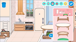 кухня и столовой в Toca Boca World: кухонный гарнитур с раковиной, плитой и холодильником, рядом столовая зона с круглым столом и стульями, на полу коробки.