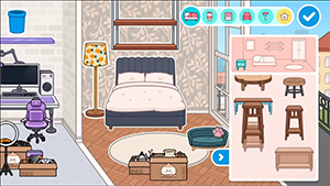 спальня с рабочим уголком в Toca Boca World: кровать с синим покрывалом, письменный стол с компьютером, лампа, коробки и окно с видом на балкон