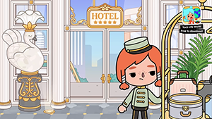 Скриншот из игры Тока Бока, изображающий рыжеволосую девочку в униформе портье с зеленым жилетом и белой шляпкой, стоящую в роскошном холле отеля. На заднем плане видны стойка регистрации с белым лебедем, вывеска 'HOTEL', золотые двери и декоративные растения