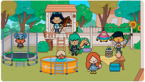 детская игровая площадка в Toca Boca World: дети играют на домике на дереве, батуте, в бассейне, рядом лошадь, стол с едой и зеленый двор с деревьями