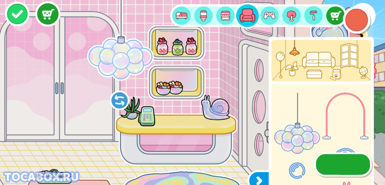 Интерьер стойки ресепшен в Bubble Bop Spa из Toca Boca World с розовыми плитками, подвесным светильником из пузырей, кассовым аппаратом, декоративной улиткой, полками с банками и чашами, а также стеклянными дверьми с видом на улицу.