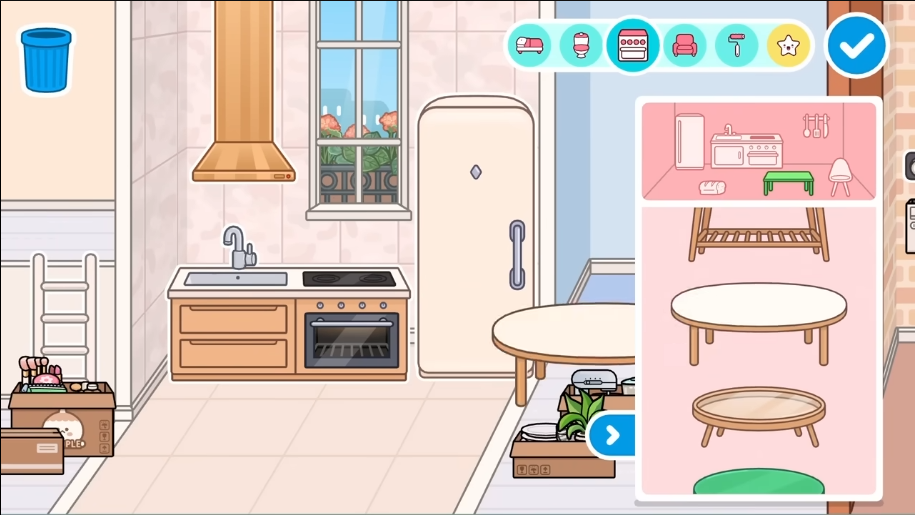 Кухня и столовая в Toca Boca World кухня и столовой в Toca Boca World: кухонный гарнитур с раковиной, плитой и холодильником, рядом столовая зона с круглым столом и стульями, на полу коробки