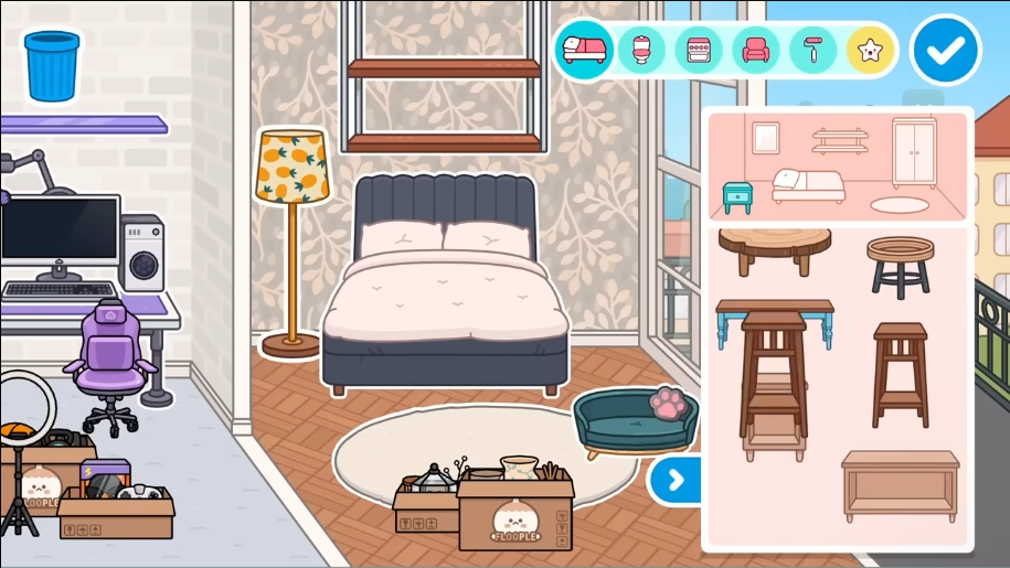 Спальня с рабочим уголком в Toca Boca World спальня с рабочим уголком в Toca Boca World: кровать с синим покрывалом, письменный стол с компьютером, лампа, коробки и окно с видом на балкон
