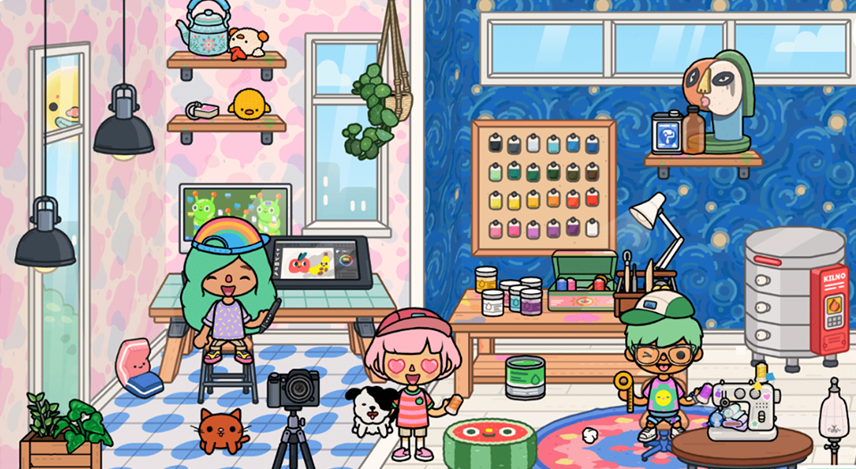 Творческая мастерская Toca Boca с персонажами Творческая мастерская Toca Boca с персонажами, рисующими и шьющими, с мольбертами, красками, швейной машинкой, котом и собакой в уютной комнате