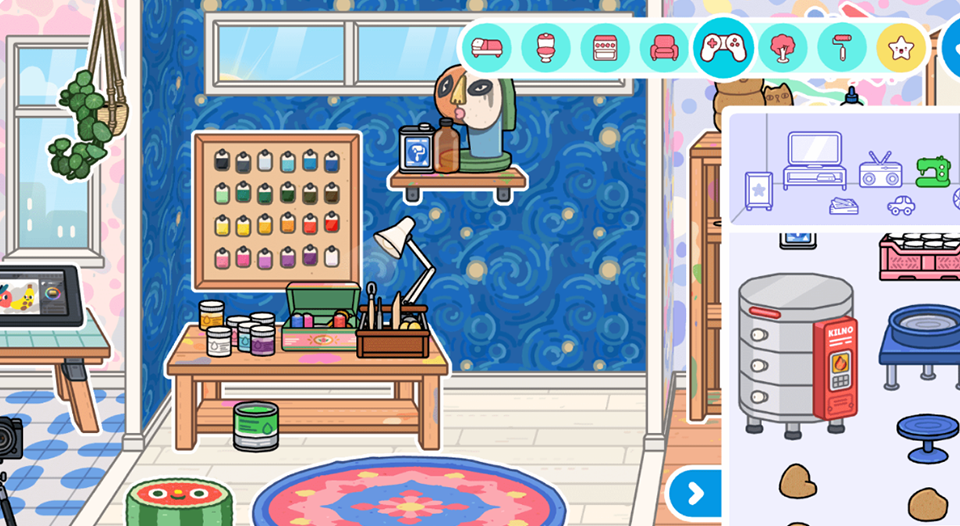 Toca Boca World — Интерфейс редактирования комнаты в творческой мастерской Скриншот из игры Toca Boca World с открытым меню редактирования: оформление творческой комнаты с банками краски, инструментами и мебелью на фоне синей стены