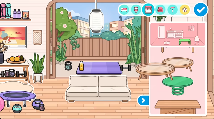 Гостиная с зоной для йоги в Toca Boca World диван, коврик для йоги, гантели, растения, телевизор, полки с декором, окно с видом на природу и японский фонарь