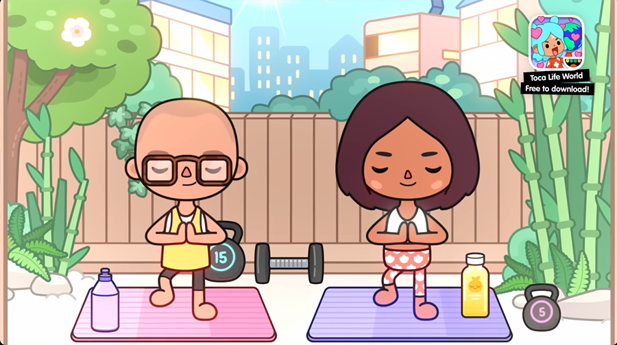 Занятие йогой на улице в Toca Boca World два персонажа на ковриках, гантели, бутылки с водой, бамбуковый забор и деревья на фоне города