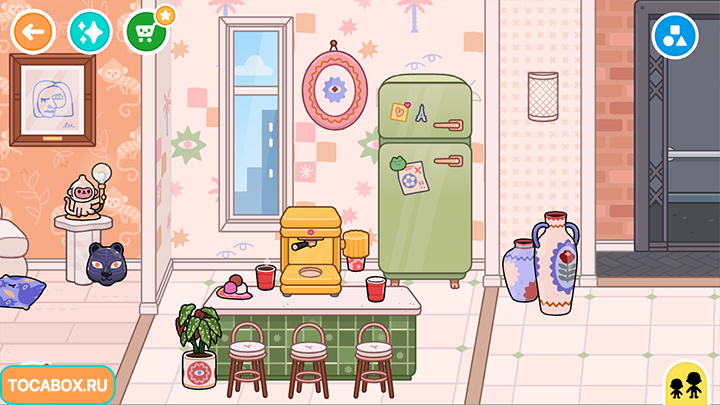 Обеденная зона в Тока Бока 1.121 - Апартаменты «Центр» Холодильник, кухонный стол с кофемашиной, вазы, картина на стене